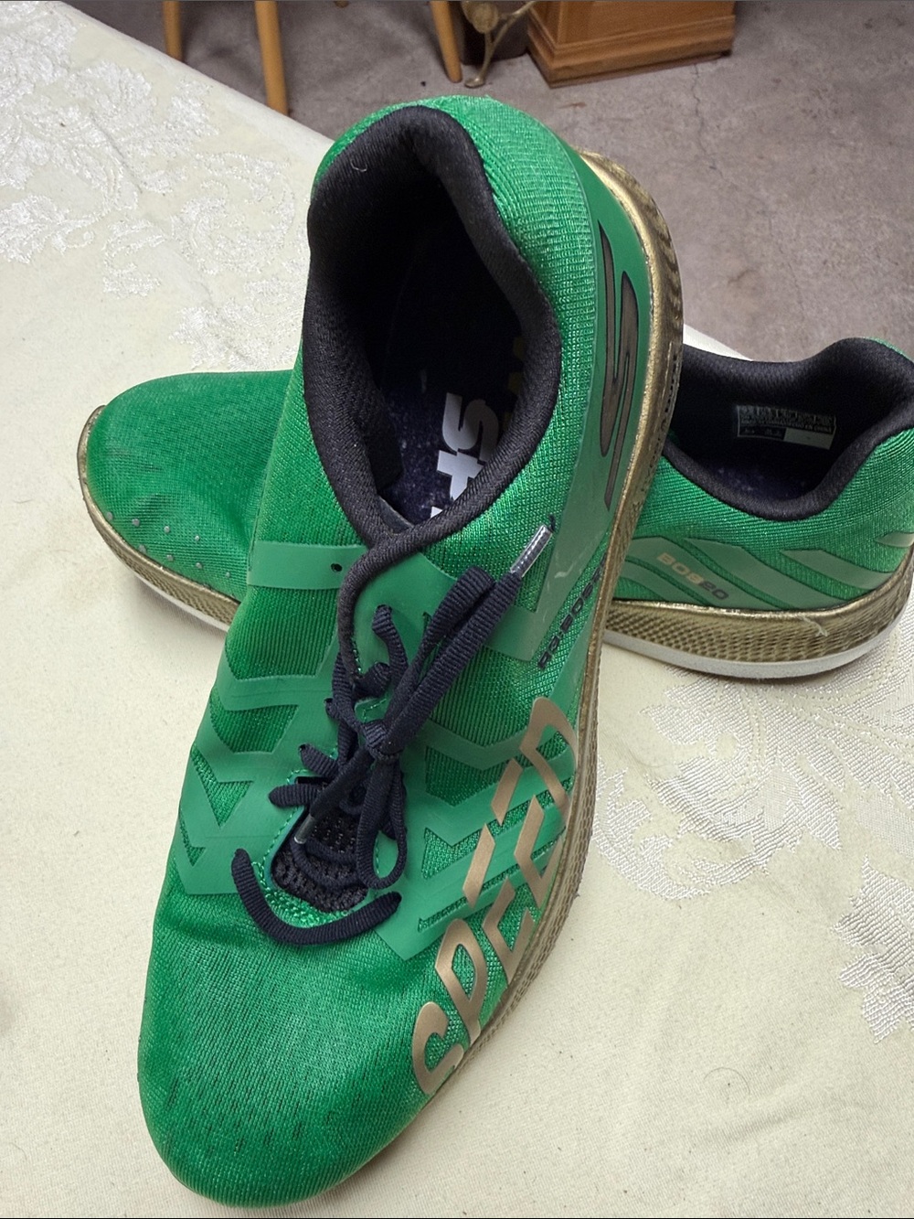 Green Athletic Running Shoes with Black Accents